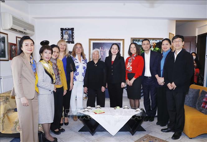 Photo: Vice President Vo Thi Anh Xuan visits family of Kostas Sarantidis in Athens, Greece. VNA Photo: Phương Hoa
