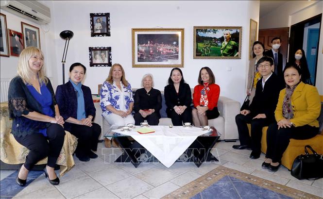 Photo: Vice President Vo Thi Anh Xuan visits family of Kostas Sarantidis in Athens, Greece. VNA Photo: Phương Hoa
