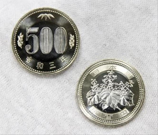 Trong ảnh: Đồng xu 500 yen mới của Nhật Bản. Ảnh: Kyodo/TTXVN