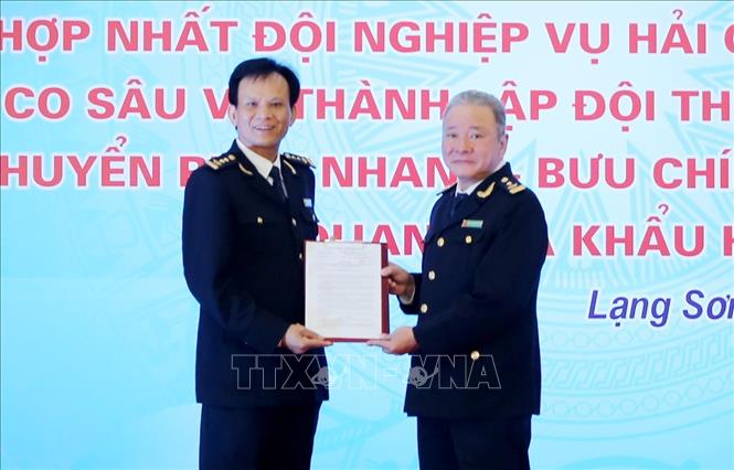 Phó cục trưởng Cục Hải quan Lạng Sơn Nguyễn Hữu Vượng (bên phải) trao quyết định tổ chức lại đội nghiệp vụ trực thuộc cho lãnh đạo Chi cục Hải quan Cửa khẩu Quốc tế Hữu Nghị. Ảnh: Thái Thuần – TTXVN