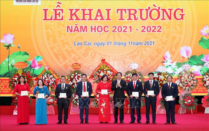 Trong ảnh: Các thầy, cô giáo vinh dự nhận kỷ niệm chương của tỉnh Lào Cai vì có nhiều thành tích trong phong trao giảng dạy. Ảnh: Quốc Khánh - TTXVN
