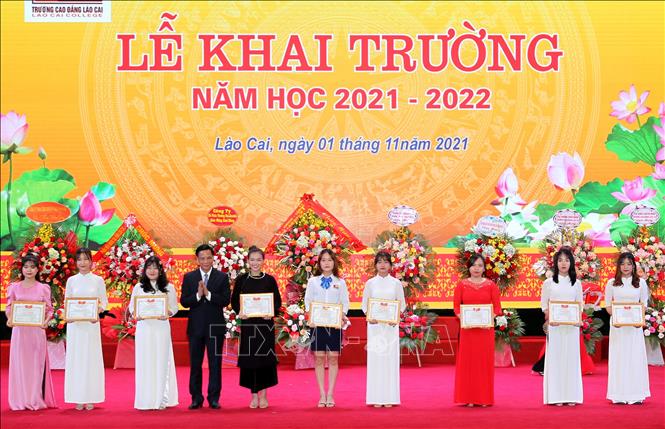 Trong ảnh: Trao giấy khen của nhà trường cho các học sinh giỏi năm học vừa qua. Ảnh: Quốc Khánh - TTXVN