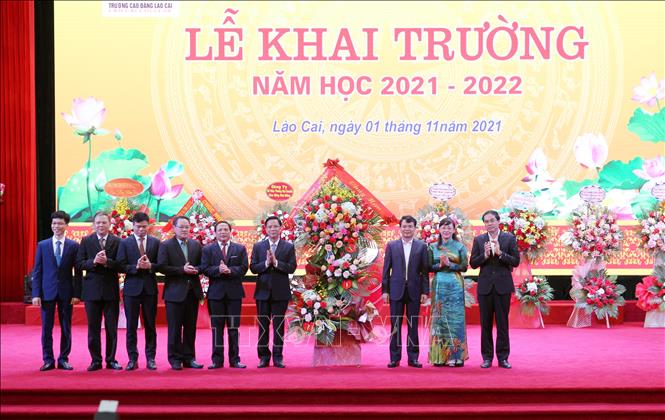 Trong ảnh: Tỉnh ủy Lào Cai tặng lẵng hoa chúc mừng thầy và trò trường Cao đẳng Lào Cai nhân dịp năm học mới. Ảnh: Quốc Khánh - TTXVN