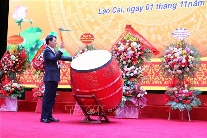 Trong ảnh:  Đồng chí Đặng Xuân Phong, Ủy viên Trung ương Đảng, Bí thư Tỉnh ủy Lào Cai đánh trống khai giảng năm học mới tại trường Cao đẳng Lào Cai. Ảnh: Quốc Khánh - TTXVN