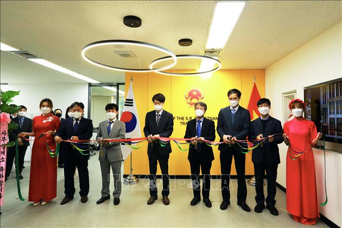 Đại sứ Việt Nam tại Hàn Quốc cùng các đại biểu cắt băng khai trương Văn phòng mới của Thương vụ Việt Nam tại Hàn Quốc. Ảnh: Anh Nguyên - PV TTXVN tại Hàn Quốc