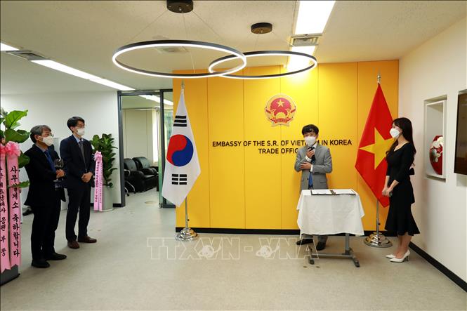 Trưởng đại diện Thương vụ Việt Nam tại Hàn Quốc Phạm Khắc Tuyên phát biểu tại lễ khai trương Văn phòng mới. Ảnh: Anh Nguyên - PV TTXVN tại Hàn Quốc