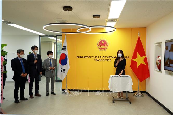 Đại diện Thương vụ Việt Nam tại Hàn Quốc khai trương Văn phòng mới. Ảnh: Anh Nguyên - PV TTXVN tại Hàn Quốc
