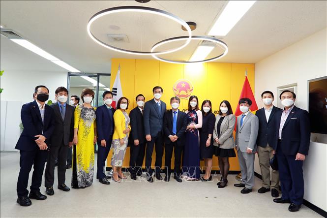 Đại sứ Việt Nam tại Hàn Quốc Nguyễn Vũ Tùng (giữa) cùng cán bộ Cơ quan đại diện chụp ảnh lưu niệm cùng cán bộ Văn phòng Thương vụ Việt Nam tại Hàn Quốc. Ảnh: Anh Nguyên - PV TTXVN tại Hàn Quốc