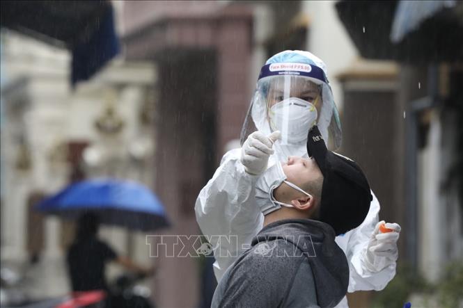 Trong ảnh: Người dân đến lấy mẫu xét nghiệm COVID-19 tại khu vực có ca F0 trên địa bàn xã Ninh Hiệp. Ảnh: Minh Quyết - TTXVN