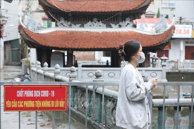 Trong ảnh: Người dân đến lấy mẫu xét nghiệm COVID-19 tại khu vực có ca F0 trên địa bàn xã Ninh Hiệp. Ảnh: Minh Quyết - TTXVN