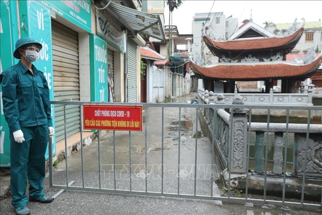 Trong ảnh: Khu vực phong toả tại ngõ, nơi ở của F0. Ảnh: Minh Quyết - TTXVN