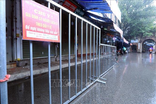 Trong ảnh: Một số cửa hàng bị phong tỏa do có liên quan đến trường hợp dương tính với SARS-CoV-2. Ảnh: Tuấn Anh – TTXVN