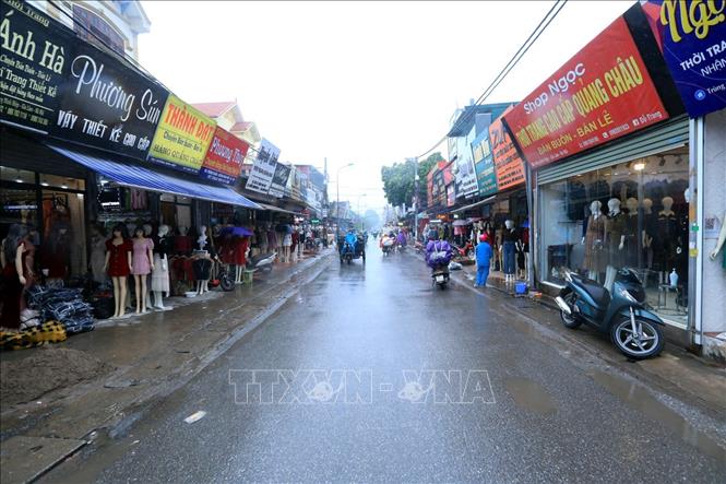 Trong ảnh: Vẫn còn nhiều cửa hàng hoạt động buôn bán tại Dốc Lã, đường Ninh Hiệp, xã Ninh Hiệp. Ảnh: Tuấn Anh – TTXVN