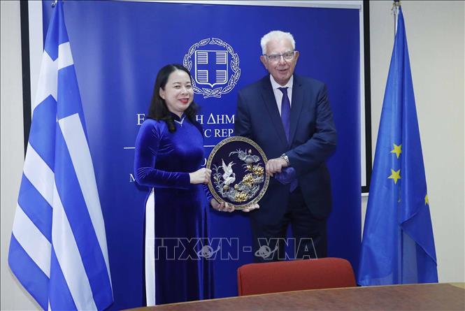 Phó Chủ tịch nước Võ Thị Ánh Xuân và Phó Thủ tướng Hy Lạp Panagiotis Pikkrammenos trước khi hội đàm. Ảnh: Phương Hoa - TTXVN