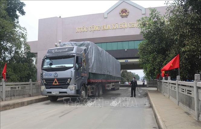 Trong ảnh: Các xe hàng hóa đi qua Cửa khẩu quốc tế Tà Lùng thực hiện các bước kiểm dịch trước khi qua nước bạn. Ảnh: Chu Hiệu - TTXVN.