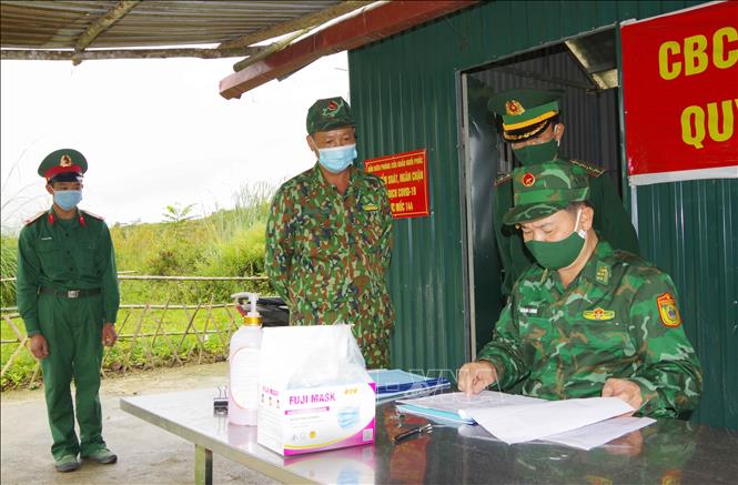 Lãnh đạo Bộ Chỉ huy Bộ đội Biên phòng tỉnh Điện Biên kiểm tra hoạt động kiểm soát phòng, chống dịch COVID-19 và xuất, nhập cảnh trái phép tại chốt Mốc 144 (Đồn Biên phòng Cửa khẩu Huổi Puốc). Ảnh: Xuân Tiến – TTXVN 