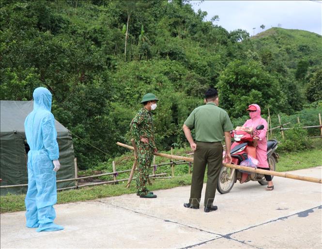 Lực lượng chức năng tại chốt chặn bản Hát Tao (xã Na Tông, huyện Điện Biên, tỉnh Điện Biên) thực hiện nhiệm vụ kiểm soát người qua lại. Ảnh: Xuân Tiến - TTXVN 