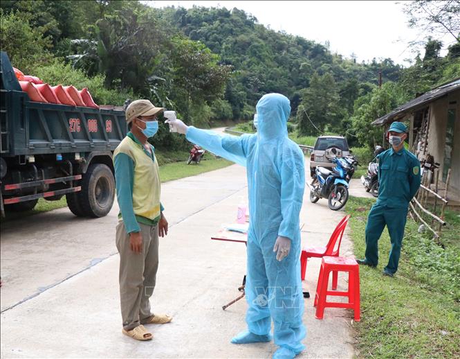 Lực lượng chức năng chốt kiểm soát phòng, chống dịch bản Hát Tao (xã Na Tông, huyện Điện Biên) kiểm tra thân nhiệt lái xe tải qua chốt. Ảnh: Xuân Tiến – TTXVN 