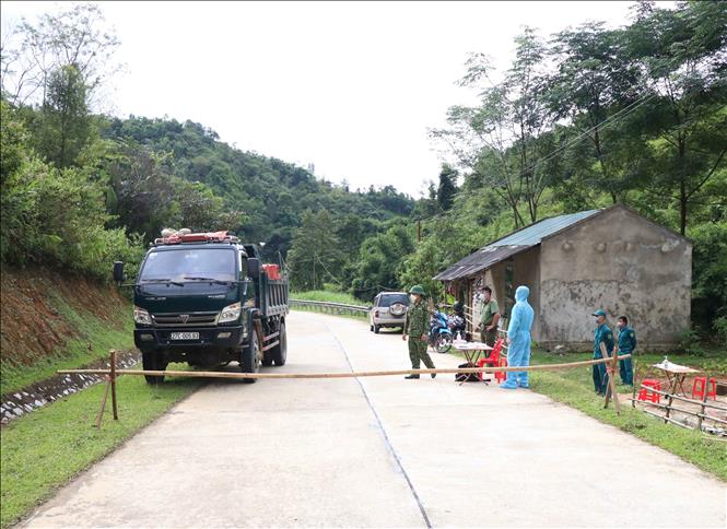 Tất cả lái xe tuyến Núa Ngam - Na Tông - Mường Nhà - Mường Lói (huyện Điện Biên) đều phải khai báo y tế, đo thân nhiệt, trình giấy xác nhận tiêm vaccine… tại chốt kiểm soát phòng, chống dịch. Ảnh: Xuân Tiến – TTXVN 


