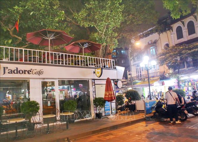 Các hàng, quán ở khu vực phố cổ thuộc quận Hoàn Kiếm chủ động đóng cửa trước 21 giờ (Ảnh chụp lúc 20h38). Ảnh: Tuấn Đức - TTXVN