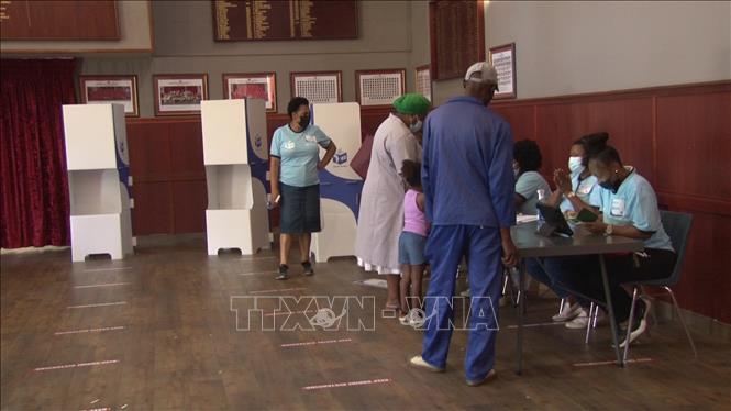 Cử tri làm thủ tục tại điểm bầu cử Waterkloof Primary School, Pretoria. Ảnh: Đình Lượng - Pv TTXVN tại Nam Phi