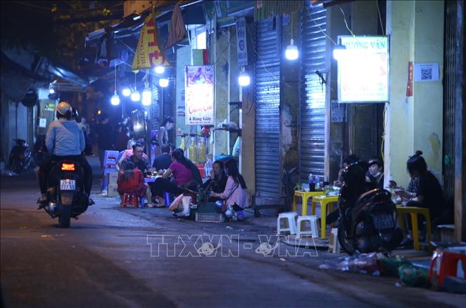Một số cửa hàng ăn uống vẫn còn khách sau 21 giờ (ảnh chụp lúc 21h10). Ảnh: Hoàng Hiếu - TTXVN 