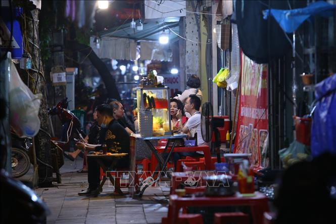 Lúc 21h18, một cửa hàng ăn uống trên phố Hàng Chiếu, quận Hoàn Kiếm vẫn còn khách. Ảnh: Hoàng Hiếu - TTXVN 