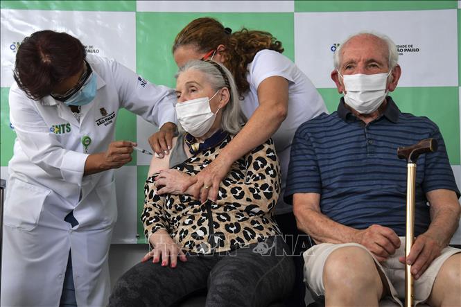Trong ảnh: Nhân viên y tế tiêm vaccine ngừa COVID-19 cho người cao tuổi tại Sao Paulo, Brazil. Ảnh: AFP/TTXVN