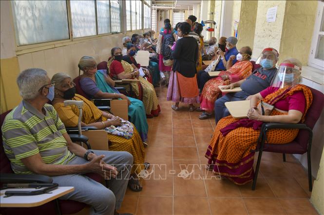 Trong ảnh: Người cao tuổi chờ tiêm vaccine ngừa COVID-19 tại Bangalore, Ấn Độ. Ảnh: AFP/TTXVN