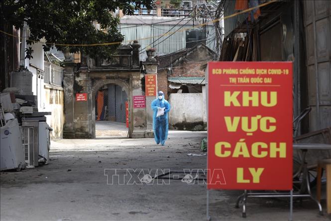 Trong ảnh: Chốt phong toả tổ dân phố Ngô Sài (Thị trấn Quốc Oai) gồm: 1800 hộ, 5300 nhân khẩu. Ảnh: Minh Quyết - TTXVN