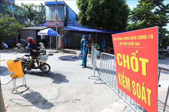 Trong ảnh: Chốt kiểm soát dịch tại khu dân cư Ngô Sài, thị trấn Quốc Oai. Ảnh: Tuấn Anh - TTXVN