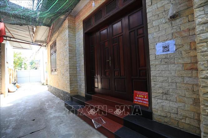 Trong ảnh: Các hộ có trường hợp là F0 đều có thông báo trước cửa đảm bảo công tác phòng, chống dịch. Ảnh: Tuấn Anh - TTXVN