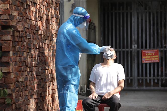 Trong ảnh: Nhân viên y tế lấy mẫu xét nghiệm COVID-19 cho người dân tổ dân phố Ngô Sài. Ảnh: Minh Quyết - TTXVN