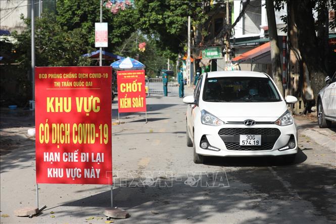 Trong ảnh: Chốt kiểm soát tại Thị trấn Quốc Oai, nơi có ổ dịch phức tạp. Ảnh: Minh Quyết - TTXVN