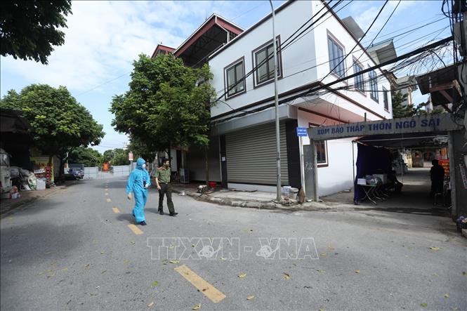 Trong ảnh: Chốt phong toả tổ dân phố Ngô Sài (Thị trấn Quốc Oai) gồm: 1800 hộ, 5300 nhân khẩu. Ảnh: Minh Quyết - TTXVN