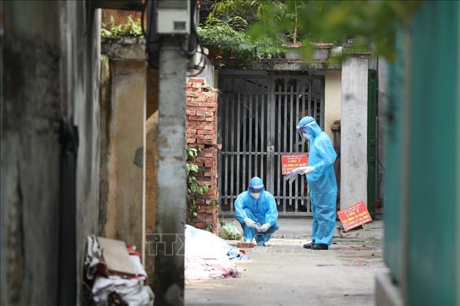 Trong ảnh: Nhân viên y tế đi lấy mẫu xét nghiệm COVID-19 cho người dân tổ dân phố Ngô Sài. Ảnh: Minh Quyết - TTXVN