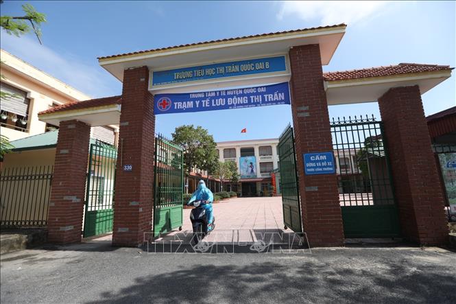 Trong ảnh: Huyện Quốc Oai cho thành lập trạm y tế lưu động tại khu vực phong toả Thị trấn Quốc Oai. Ảnh: Minh Quyết - TTXVN