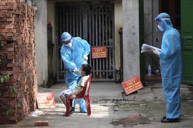 Trong ảnh: Nhân viên y tế lấy mẫu xét nghiệm COVID-19 cho người dân tổ dân phố Ngô Sài. Ảnh: Minh Quyết - TTXVN