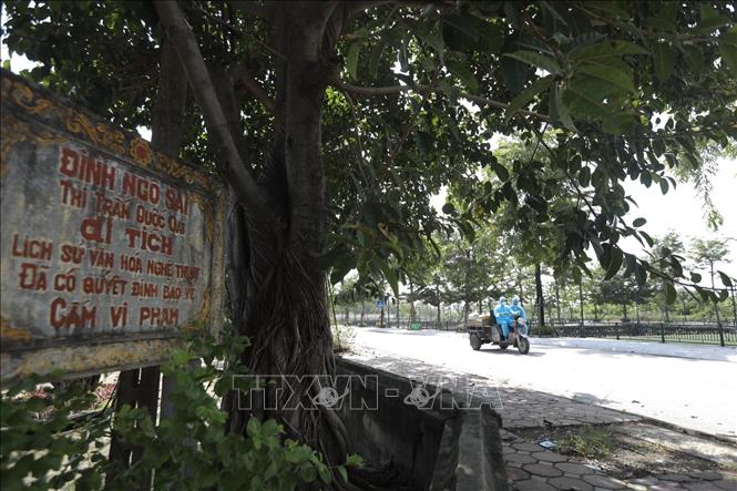 Trong ảnh: Trong khu vực phong toả Thị trấn Quốc Oai, chỉ những người thực hiện nhiệm vụ mới được ra đường. Ảnh: Minh Quyết - TTXVN