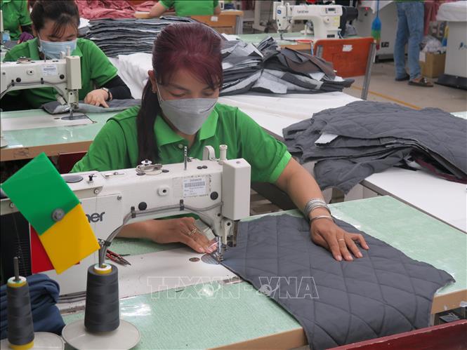 Công nhân nhà máy công ty TNHH Tainan Enterprises (Việt Nam) trong một khâu sản xuất sản phẩm may mặc. Ảnh: Minh Hưng-TTXVN