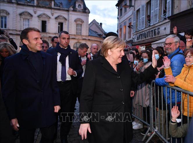 Trong ảnh: Tổng thống Pháp Emmanuel Macron (trái) cùng Thủ tướng Đức Angela Merkel (phải) vẫy chào người dân khi tới thị trấn Beaune thuộc vùng Bourgogne, Pháp ngày 3/11/2021. Ảnh: AFP/TTXVN