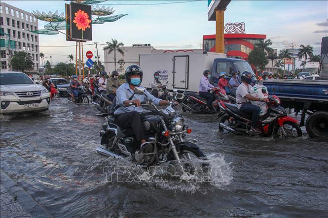 Đoạn đường trước siêu thị GO! Cần Thơ (quận Cái Răng) bị ngập do triều cường chiều 4/11. Ảnh: Thanh Liêm - TTXVN