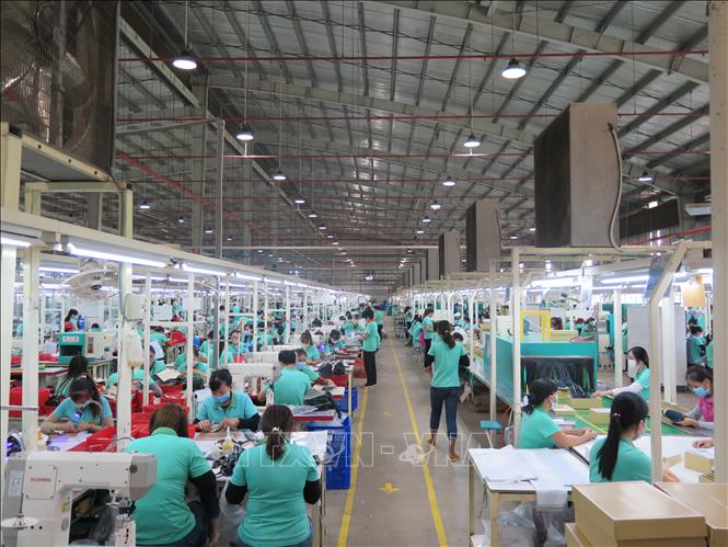 Hoạt động sản xuất tại nhà máy của công ty TNHH Victory International (Việt Nam) đã được hồi phục bình thường. Ảnh: Minh Hưng-TTXVN 