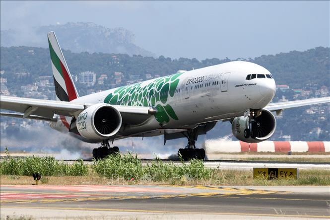 Trong ảnh: Máy bay Boeing 777 của Hãng hàng không Emirates . Ảnh: AFP/TTXVN
