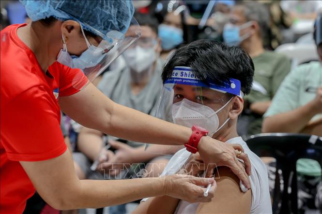 Chuyên gia nghiên cứu thần kinh học, Tiến sĩ Michael Segal ngày 3/11/2021 đã có bài viết trên báo Wall Street Journal cho rằng mũi tăng cường (mũi 3) vaccine ngừa COVID-19 không mang lại lợi ích cho những người trẻ và khỏe mạnh và vì vậy không nên đánh đổi khả năng phải chịu rủi ro tiềm ẩn, dù nhỏ để tiêm. Trong ảnh: Nhân viên y tế tiêm vaccine phòng COVID-19 cho học sinh tại San Juan, Philippines, ngày 3/11/2021. Ảnh: THX/ TTXVN