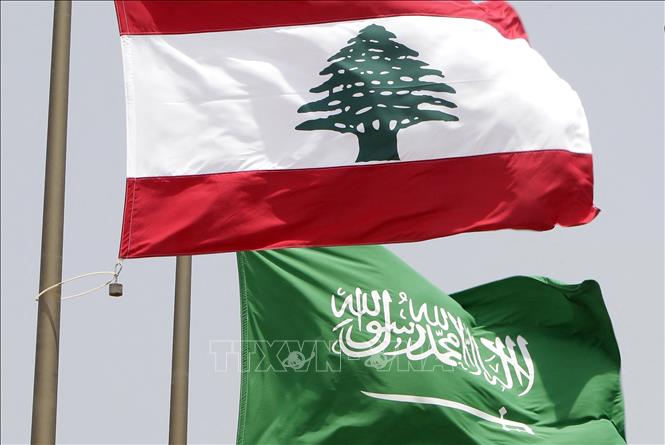 Căng thẳng ngoại giao giữa Liban và các quốc gia Arab vùng Vịnh tiếp tục leo thang sau các phát biểu của Bộ trưởng Thông tin Liban George Kordahi liên quan đến chiến dịch quân sự của liên quân Arab do Saudi Arabia dẫn đầu tại Yemen. Những rạn nứt này nếu không được giải quyết kịp thời có thể gây phức tạp thêm tình hình tại Trung Đông và đe dọa các nỗ lực khôi phục nền kinh tế vốn đã chìm sâu trong khủng hoảng của Liban. Trong ảnh: Quốc kỳ Liban (phía trên) và quốc kỳ Saudi Arabia. Ảnh: AFP/TTXVN
