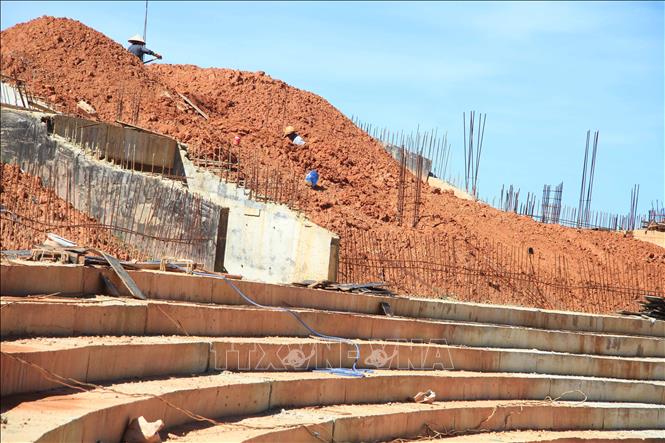 Trong ảnh: Nhiều nơi vẫn ngổn ngang đất đá. Ảnh: Đặng Tuấn -TTXVN 

