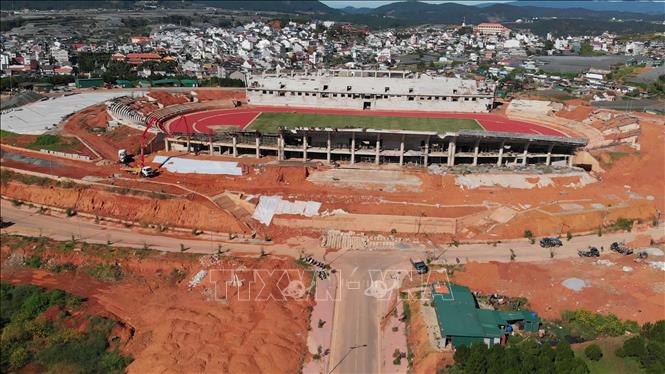 Trong ảnh: Sân vận động Đà Lạt 20.000 chỗ ngồi hiện vẫn còn ngổn ngang. Ảnh: Đặng Tuấn -TTXVN 