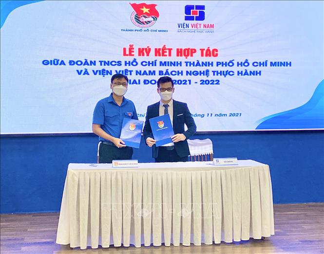 Trong ảnh: Đại diện Thành Đoàn TP. Hồ Chí Minh và SMENTOR thực hiện ký kết bản ghi nhớ hợp tác. Ảnh: Hồng Giang - TTXVN.