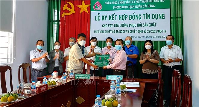 Trong ảnh: Đại diện Công ty TNHH TaekWang và Phòng giao dịch quận Cái Răng thực hiện ký kết hợp đồng tín dụng cho vay trả lương theo Nghị quyết 68/NQ-CP. Ảnh: Thu Hiền-TTXVN